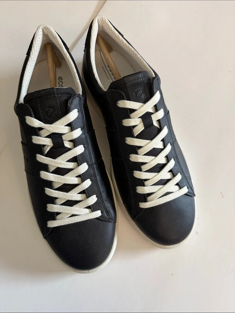 NWT ECCO WOMEN’S BLACK PADDED STREET LITE ROUND TOE LEATHER SNEAKER, 9/EU 40